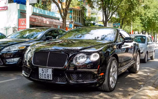 Bên trong nội thất, tất cả các chi tiết như ghế da, ốp gỗ... đều được làm thủ công. Để phân biệt với bản GT Speed, trên tựa ghế của bản GT sẽ được thêu logo của Bentley - trong khi trên phiên bản GT Speed sẽ là chữ “Speed” cách điệu.