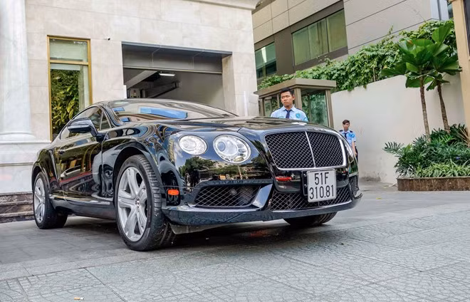 Chiếc siêu xe Bently Continental GT đời 2015 này được nhập về Việt Nam từ tháng 9/2015. Tuy nhiên, sau gần nửa năm được nhập về và có chủ mới, đến nay nó mới ra biển số trắng và xuất hiện trên đường phố.