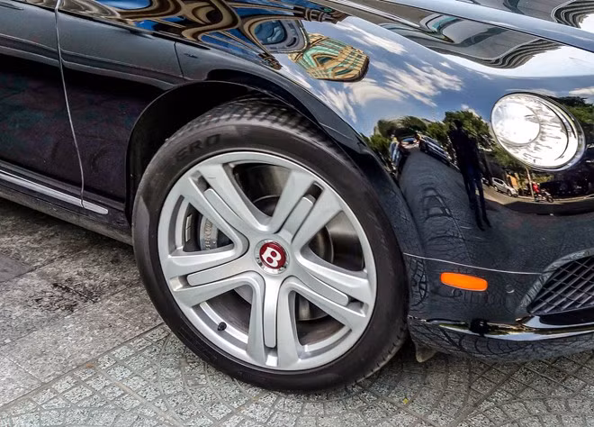 Xe được trang bị vành tiêu chuẩn 20 inch, ngoài ra còn có thêm tùy chọn vành 21 inch. Thân xe bằng hợp kim nhôm cùng với cản trước với 2 hốc hút gió nhỏ, 2 bên cản được mở rộng hơn cân bằng với phần giữa của xe.