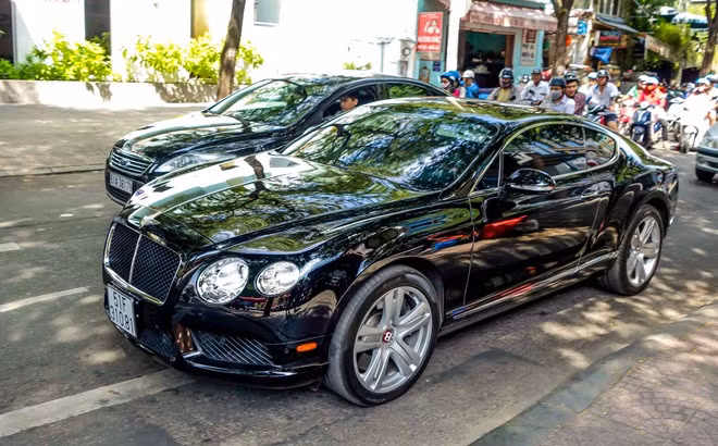 Xe sở hữu động cơ W12 6.0L Twin turbo sản sinh công suất tối đa 582 mã lực, mô-men xoắn cực đại 720 Nm đi kèm hộp số tự động ZF 8 cấp hệ dẫn động 4 bánh. Động cơ này tiêu thụ nhiên liệu ở mức 21,9 lít/100 km trong thành phố và 9,8 lít/100 km đối với cao tốc.