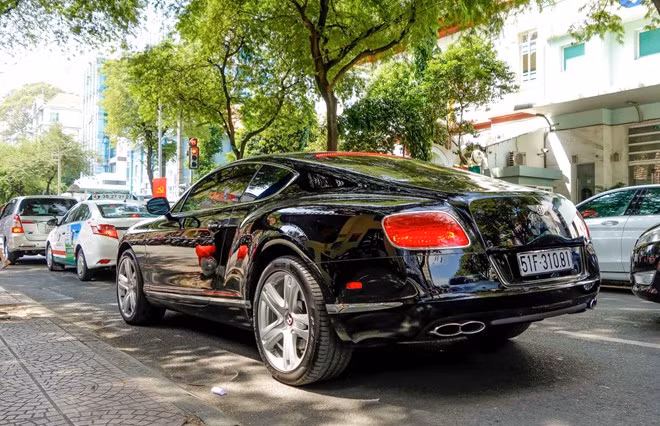 Đáng chú ý là phía dưới cản trước, cản sau và viền sườn xe được ốp chất liệu carbon ấn tượng. Các cửa kính của xe được trang bị kính dày 1/4 inch triệt tiêu toàn bộ tiếng ồn từ bên ngoài.