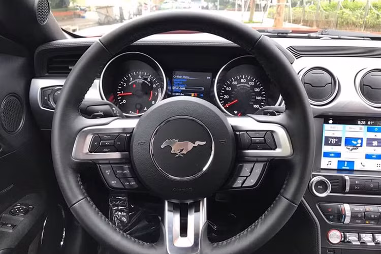 Bảng táp-lô với các đường kẻ ca rô cá tính, hệ thống giải trí với công nghệ SYNC 3 hiện đại tương thích Android Auto và Apple CarPlay kết hợp cùng hệ thống âm thanh cao cấp Shaker Pro hứa hẹn sẽ đem đến những trải nghiệm tốt nhất cho người dùng. Ngoài ra còn có ghế chỉnh điện bọc da, màn hình kết nối Wifi, camera lùi...