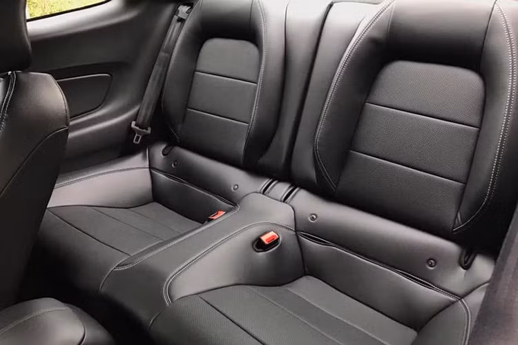 Bên cạnh sở hữu khối động cơ mạnh mẽ, chiếc xe Mỹ này còn sử dụng hệ thống treo trước dạng thanh chống MacPherson hai khớp nối với thanh ổn định, hệ thống treo sau tích hợp liên kết độc lập với lò xo cuộn và thanh ổn định, , hệ thống chống khóa với kiểm soát lực kéo hệ thống phanh là loại đĩa điện tại 4 bánh....