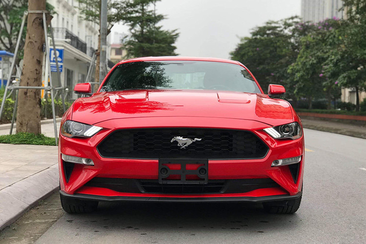 Khi so sánh với thế hệ 2018, Ford Mustang 2019 không có sự thay đổi nào đáng kể từ ngoại thất. Phần mui xe trên bản 2019 cũng giống như phiên bản 2018, đã được hạ thấp xuống 20mm, cụm lưới tản nhiệt và đèn pha cũng được được tái thiết kế để đem đến cái nhìn sắc nét và hiện đại hơn.
