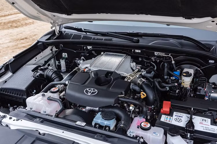 Về trang bị an toàn, Toyota Hilux 2019 phiên bản đặc biệt sẽ sở hữu gói công nghệ an toàn mới nhất từ Toyota, gói Safety Sense với loạt trang bị như hệ thống chống va chạm trước cùng nhận diện người đi ngang qua vào ban đêm, hệ thống kiểm soát hành trình, hệ thống đọc biển báo, hệ thống cảnh báo lệch làn đường...