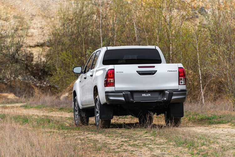 Thêm vào đó, hãng xe ôtô Toyota còn trang bị trên mẫu bán tải Hilux 2019 phiên bản đặc biệt bộ mâm đa chấu kích thước 18 inch thiết kế mới với 2 tông màu xám - đen khoẻ khoắn.