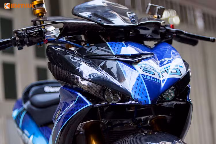 Hiện tại, chiếc Exciter 150 độ này có thể được coi là một trong những chiếc được độ "khủng" nhất Việt Nam với nhiều đặc điểm độc đáo. Ở phía trước, toàn bộ phần đầu nguyên bản của Exciter 150 đã bị loại bỏ, thay vào đó là ghi đông trần cùng một phần dàn nhựa đầu từ mẫu xe tay ga thể thao của "người anh em" Yamaha NVX.