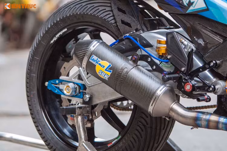 Để lắp vừa mâm Marchesini lớn ở phía sau, bộ gắp nguyên bản của Exciter 150 đã được thay bằng gắp BMW S1000RR, cùng với dè con bằng sợi carbon và bình dầu Nitron. Hệ thống phanh sau của xe cũng đã được nâng cấp triệt để với phanh Brembo Billet Nickel 2 pis đối xứng, đĩa Braking, pen đạp Brembo và bình dầu Rizoma.