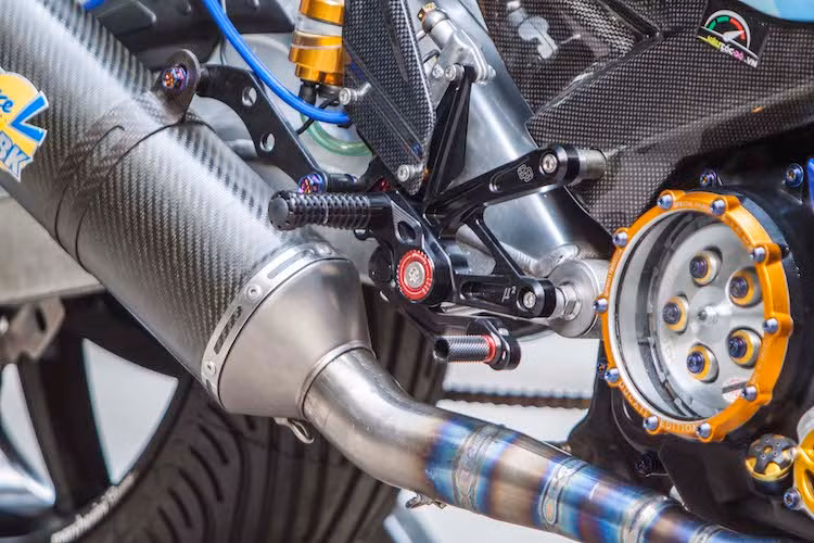 Khối động cơ của chiếc Exciter 150 đã được trang trí lại với bưởng côn trong suốt và nắp lọc gió, châm dầu đẹp mắt. Hệ thống xả với cổ pô titan và lon Leovince SBK đem tới tiếng nổ hấp dẫn hơn cho chiếc xe. Dàn để chân nguyên bản cũng đã được thay bằng bộ số gảy Gilles Tooling vốn dành cho những mẫu superbike.