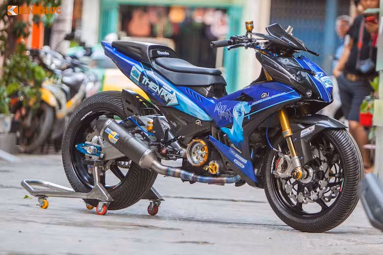 Kể từ khi mẫu xe máy Yamaha Exciter 150 ra mắt và thay thế cho Exciter 135 trước đây, đã có rất nhiều bản độ bánh lớn được biker Việt được tạo ra từ chiếc xe. Mới đây, một xưởng độ tại Sài Gòn đã "trình làng" một bản độ Exciter 150 cực nổi bật bởi một loạt phụ tùng phân khối lớn "khủng".