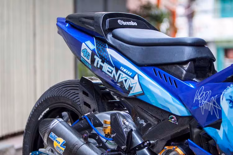 Theo phong cách thể thao, vị trí ngồi phía sau trên chiếc Exciter đã được thay bằng ốp yên solo sợi carbon, trong khi yên cho người lái cũng được tối giản giống như những chiếc siêu môtô đua. Nằm ở bên dưới yên trước, một phần vỏ của xe đã được xẻ rãnh tương tự những đường gân trên bình xăng của R1, R6 hay R15.