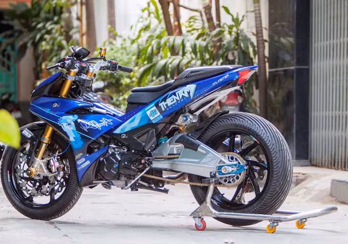 Chiếc xe số côn tay Yamaha Exciter 150 sau khi được xưởng độ Sài Gòn trang bị loạt đồ chơi "hàng hiệu" của môtô phân khối lớn đã hoàn toàn "lột xác" với kiểu dáng mạnh mẽ như superbike. Được biết, sau khi hoàn thành chiếc xe này có mức giá lên đến cả trăm triệu đồng - gấp vài lần giá xe nguyên bản.