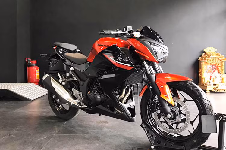 Tại thị trường Việt Nam, Kawasaki Z300 ABS 2018 sẽ được phân phối chính hãng với mức giá 139 triệu đồng (đã bao gồm VAT) tại các đại lý Kawasaki chính hãng trên cả nước. Ngoài ra, người chơi xe môtô phân khối lớn cũng có thể nâng cấp thêm hệ thống ống xả Akrapovic Carbon (dạng Slip-on) cho Z300 ABS tại đây.
