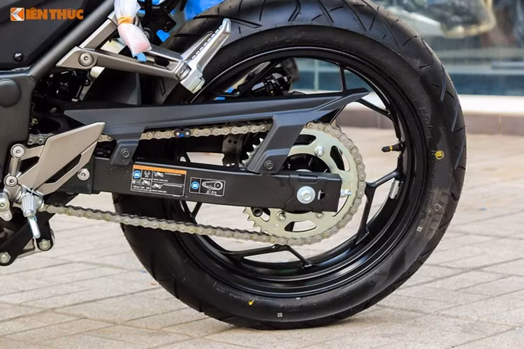 Phía sau xe được trang bị phanh đĩa đơn kích thước 220mm, đi kèm với đó là cặp vành 17 inch. Kích thước lốp của xe phía trước là 110/70 và lốp sau là 140/70. Được coi là phiên bản naked-bike của chiếc Ninja 300, hệ thống ống xả của Z300 cũng được chia sẻ từ người anh em của mình nên không có nhiều khác biệt.