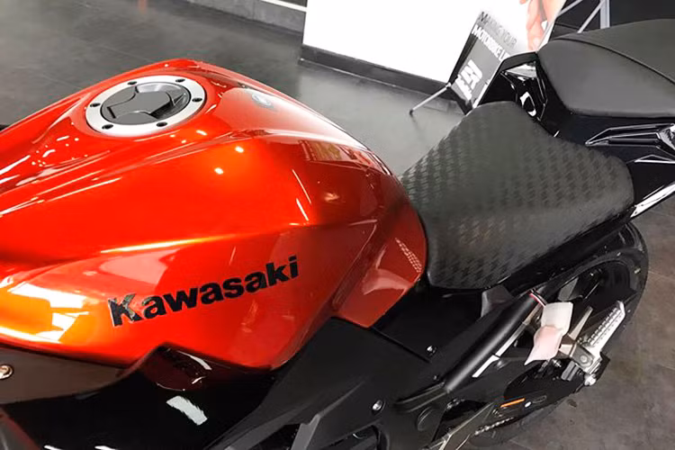 Xe sở hữu chiều cao yên chỉ ở mức 785 mm nên rất phù hợp với vóc dáng người tiêu dùng Việt Nam, xe cũng được trang bị bình xăng với dung tích khá lớn lên đến 17 lít như Ninja 300, trong lượng khô là 170 kg (có ABS) và cũng có thiết kế phần đuôi sau tương đối giống mẫu xe thể thao này.