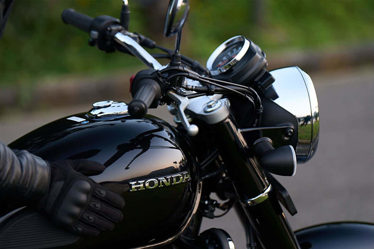 Tuy sở hữu kiểu dáng cổ điển nhưng các trang bị trên Honda CB350 2024 lại thuộc hàng hiện đại bậc nhất với toàn bộ hệ thống chiếu sáng trên xe sử dụng công nghệ LED. Cụm đồng hồ analog kết hợp LCD có hỗ trợ Hệ thống điều khiển bằng giọng nói qua smartphone của Honda (HSVCS - Honda Smartphone Voice Control System).