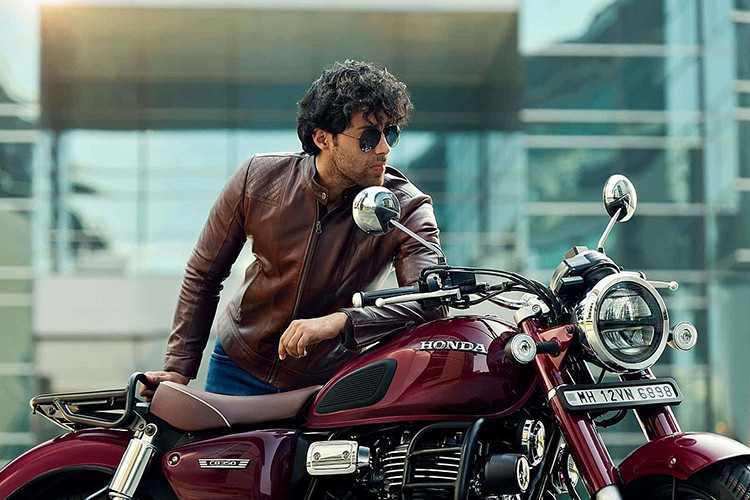 Xe sở hữu kiểu dáng classic đặc trưng với đèn pha và gương chiếu hậu tròn, cụm đồng hồ cũng được làm tròn và bình xăng giọt lệ đặc trưng kèm yên xe thẳng. Tuy nhiên, ống xả được thiết kế lại với kiểu dáng retro đặc trưng, tạo bề ngoài khác biệt, đồng thời tạo âm thanh trầm ấm hơn.