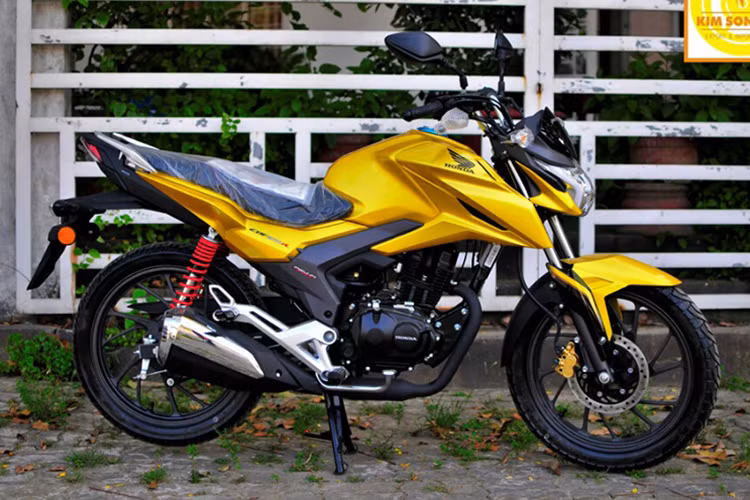 Honda CBF125R phiên bản mới hiện đang được phân phối không chính hãng tại một số đại lý chuyên bán xe môtô nhập khẩu tại Việt Nam với hai lựa chọn về màu sắc là đen và vàng đi cùng mức giá bán ra tại thị trường Việt Nam chỉ khoảng hơn 20 triệu đồng, đây sẽ là đối thủ cạnh tranh trực tiếp với Yamaha YBR 125.