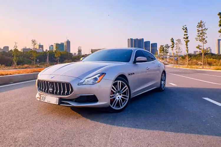 Mẫu sedan hạng F nước Ý - Maserati Quattroporte GranLusso đời 2017, phiên bản sản xuất năm 2016 được ra mắt tại thị trường Việt Nam vào tháng 10/2017. Quattroporte là một phần trong câu chuyện hơn một thế kỷ của Maserati. Mẫu sedan cỡ lớn khởi sinh vào năm 1963, đến nay đã trải qua nhiều thế hệ và luôn được những doanh nhân trẻ ưu ái.
