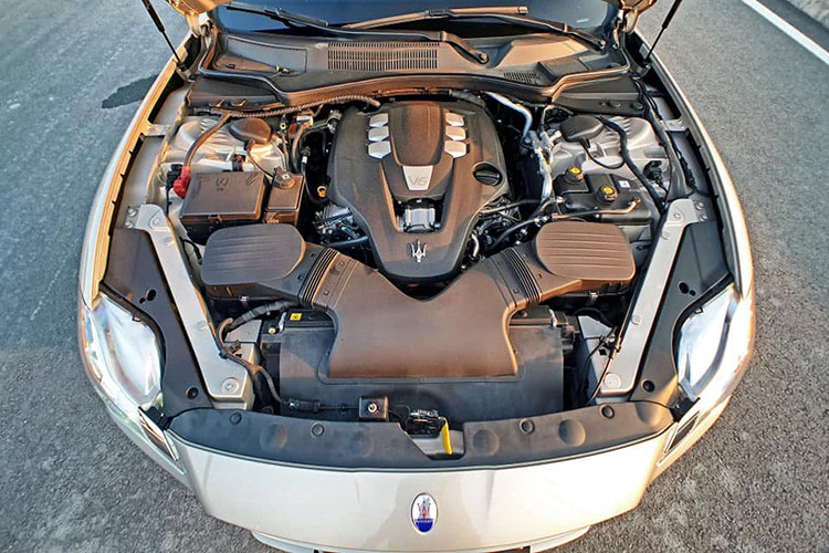 Bên cạnh cần số có hộc chứa đồ, một loạt phím chức năng liên quan đến vận hành và giải trí. Có thể kể đến cân bằng điện tử, chế độ I.C.E, Sport, phanh tay điện tử, điều chỉnh hệ thống treo điện tử Skyhook,... Cụm núm xoay đôi khá thú vị với một núm điều hướng và một núm điều chỉnh âm lượng.