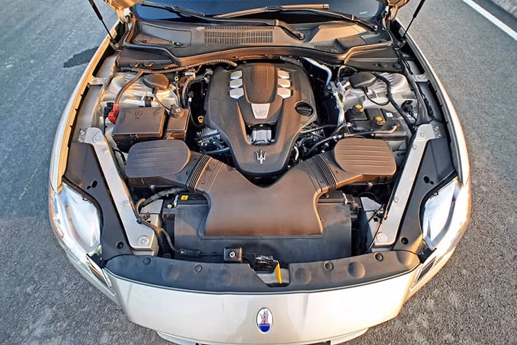 Bên cạnh cần số có hộc chứa đồ, một loạt phím chức năng liên quan đến vận hành và giải trí. Có thể kể đến cân bằng điện tử, chế độ I.C.E, Sport, phanh tay điện tử, điều chỉnh hệ thống treo điện tử Skyhook,... Cụm núm xoay đôi khá thú vị với một núm điều hướng và một núm điều chỉnh âm lượng.