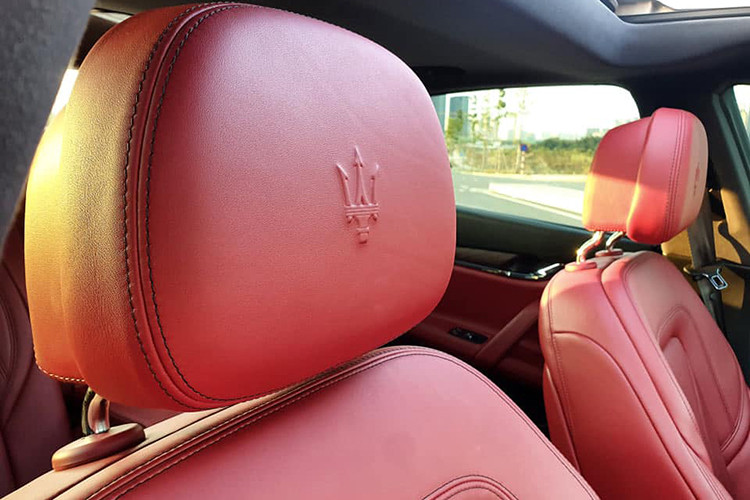 Thương hiệu "cây đinh ba" của thần biển cả Poseidon xuất hiện khá nhiều trong nội thất, từ cụm đồng hồ, màu nền màn hình trung tâm, cho đến đồng hồ thời gian trên bảng táp-lô. Màn hình giải trí trung tâm kích thước 8,4 inch, tích hợp hệ thống thông tin giải trí Maserati Touch Control, bao gồm tính năng bản đồ Việt Nam, giải trí âm nhạc, cài đặt hệ thống, kết nối điện thoại,... Âm thanh 10 loa Harman Kardon. 