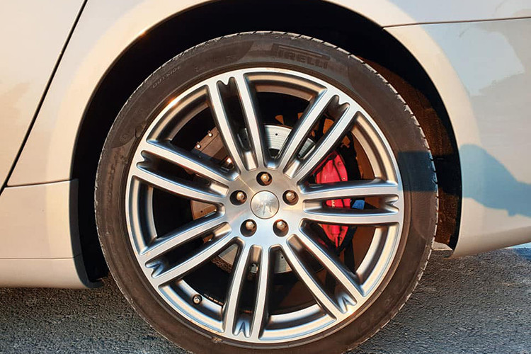 Hệ thống phanh gồm cùm phanh đỏ, cùng đĩa đục lỗ đường kính 360 mm phía trước và 345 mm phía sau. Phanh đục lỗ vốn dành cho xe thể thao nhờ đặc tính tản nhiệt nhanh và đẩy bụi bẩn ra ngoài, đảm bảo hiệu quả phanh. Chiều dài đạt 5.262 mm, có nghĩa là nhỉnh hơn so với đối thủ BMW 740Li (5.238 mm). 