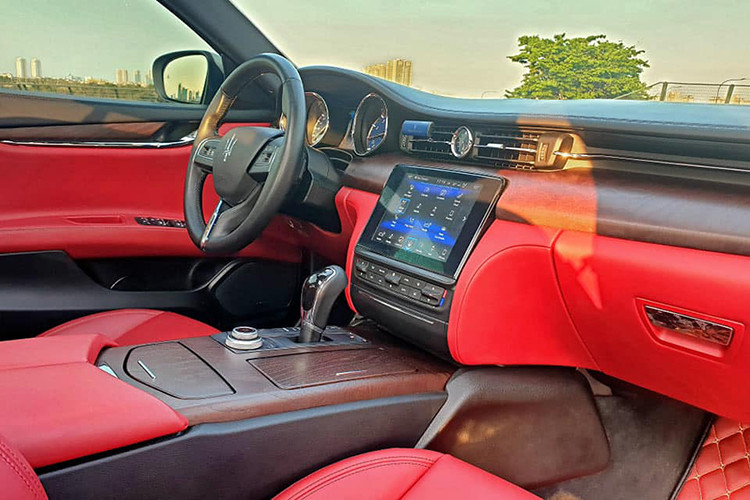 Nội thất của Maserati Quattroporte tổng hoà của 2 yếu tố, sang trọng và thể thao. Bảng táp-lô, bệ tựa tay, tay nắm cửa, ghế ngồi, vô lăng và cần số bọc da cao cấp. Xen kẽ với vật liệu gỗ vân bóng Erable. Trần xe bọc da lộn Alcantara, cùng thảm lót sàn nhung. Ghế trước điều khiển 12 hướng. Điều hòa tự động 4 vùng.