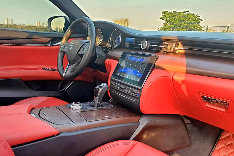 Nội thất của Maserati Quattroporte tổng hoà của 2 yếu tố, sang trọng và thể thao. Bảng táp-lô, bệ tựa tay, tay nắm cửa, ghế ngồi, vô lăng và cần số bọc da cao cấp. Xen kẽ với vật liệu gỗ vân bóng Erable. Trần xe bọc da lộn Alcantara, cùng thảm lót sàn nhung. Ghế trước điều khiển 12 hướng. Điều hòa tự động 4 vùng.