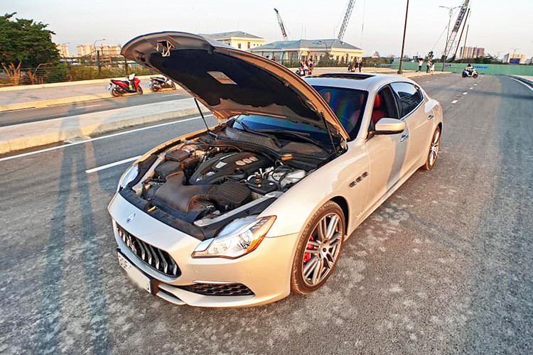 Kết hợp với hộp số tự động ZF 8 cấp, cho khả năng tăng tốc từ 0-100 km/h trong 5,5 giây. Tốc độ tối đa 270 km/h. Mức tiêu hao nhiên liệu trong điều kiện hỗn hợp là 9,1 l/100km. Khi ra mắt thị trường Việt vào năm 2017, giá xe Maserati Quattroporte GranLusso lên tới 8,223 tỷ đồng. Sau khoảng 2 năm lắn bánh, hiện chủ nhân chiếc xe trong bài viết này đang chào bán nó với giá hơn 4 tỷ đồng.