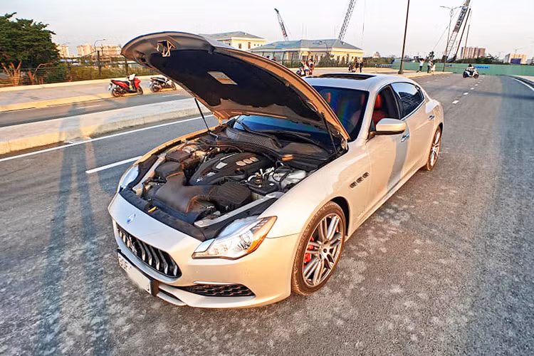 Kết hợp với hộp số tự động ZF 8 cấp, cho khả năng tăng tốc từ 0-100 km/h trong 5,5 giây. Tốc độ tối đa 270 km/h. Mức tiêu hao nhiên liệu trong điều kiện hỗn hợp là 9,1 l/100km. Khi ra mắt thị trường Việt vào năm 2017, giá xe Maserati Quattroporte GranLusso lên tới 8,223 tỷ đồng. Sau khoảng 2 năm lắn bánh, hiện chủ nhân chiếc xe trong bài viết này đang chào bán nó với giá hơn 4 tỷ đồng.