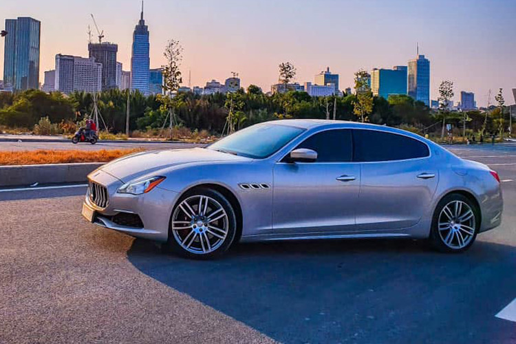 Khia ra mắt tại thị trường, mẫu xe sang Maserati Quattroporte cung cấp 2 gói lựa chọn, GranSport hướng đến sự thể thao, còn GranLusso hướng đến sự sang trọng. Đúng truyền thống xe Ý, giá Maserati không cố định, mà biến thiên theo trang bị mà khách hàng lựa chọn thêm.