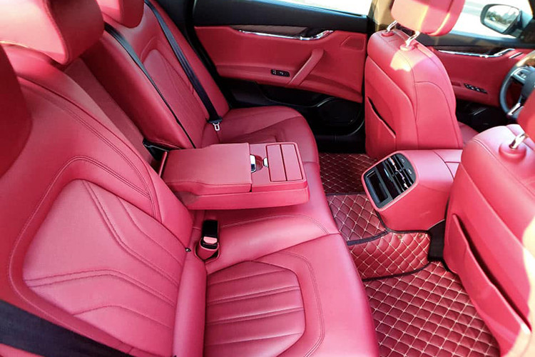 Hàng ghế sau tạo nên khác biệt lớn với ghế ngồi có bảng điều khiển đặt cố định ở bệ tựa tay. Vì thông thường, bảng điều khiển này đặt ở cụm điều hòa. Ngoài ra còn bàn làm việc, 2 hộc chứa đồ, khay để cốc và màn che nắng cùng loạt phím chức năng liên quan đến vận hành và giải trí. Có thể kể đến cân bằng điện tử, chế độ I.C.E, Sport, phanh tay điện tử, điều chỉnh hệ thống treo điện tử Skyhook,...