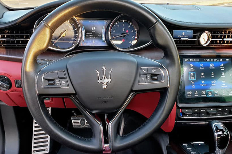 Vô-lăng 3 chấu thể thao, điều chỉnh điện 4 hướng. Tích hợp nhiều phím chức năng, gồm kiểm soát hành trình, điều chỉnh thông tin giải trí, nhận cuộc gọi, ra lệnh giọng nói,... Lẫy chuyển số cỡ lớn đặt trên trục lái. Nút khởi động Start/Stop đặt bên trái, một nét riêng của Maserati.