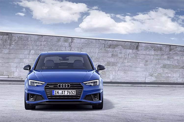 Cụ thể, Audi đã làm mới A4 bản nâng cấp 2019 với cản trước được thiết kế mới, bộ mâm đa chấu kiểu dáng mới có kích thước từ 16 đến 19 inch, lưới tản nhiệt ''Singleframe'' khung đơn và hiệu ứng 3D trên phiên bản S-Line, cản trước với hốc gió được thiết kế mới sắc sảo, góc cạnh hơn.