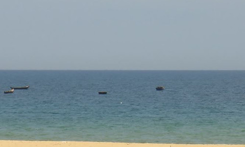 Dang cung vo tam bien, nguoi dan ong bi song cuon mat tich