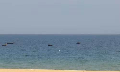 Dang cung vo tam bien, nguoi dan ong bi song cuon mat tich