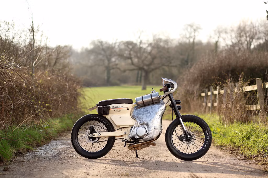 Pip Davidson nói rằng bản thân thích nhất là phần thân đậm nét thô sơ của chiếc xe, nó giống như kiệt tác thời trung cổ nhờ các tấm kim loại với các dấu búa rõ rệt. Dữ dội và nhanh nhẹn là cảm giác mà 'Eris Speed Cub' mang lại, gần giống như một chiếc xe đua đường đất những năm 1940 . "Tôi vẫn đang xem xét việc lắp thêm động cơ nitro, chiếc xe này cần điều đó để phát huy hết khả năng." Pip nói thêm.