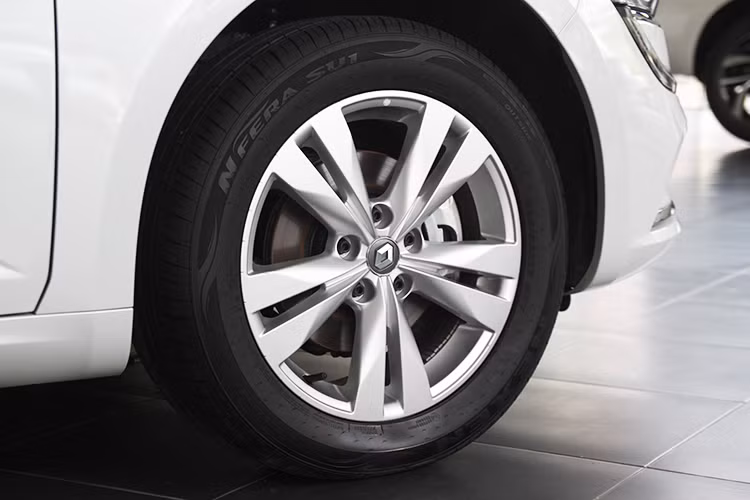  Đặc biệt, trên Talisman phiên bản 2016 - mẫu xe này cũng được trang bị hệ thống đánh lái 4 bánh đặc trưng của Renault là 4Control, kèm theo các công nghệ khác như giảm xóc chủ động hay nhiều chế độ lái khác nhau. Trên phiên bản mới xuất hiện tại Việt Nam, xe sở hữu bộ mâm hợp kim 5 chấu kép cùng vòm bánh lớn khiến nó trở nên cá tính hơn.