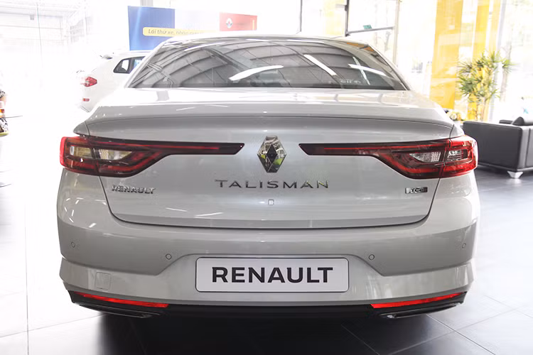 Ở phần đuôi xe, những đường nét trên lưới tản nhiệt toả sang hai bên, uốn cong và vồng lên ôm chặt cụm đèn pha LED. Ngay phía dưới là đèn định vị tích hợp khéo léo trong hốc gió phụ hai bên cản trước lao về phía trước. Nhìn chung, Talisman có ngoại hình tổng thể thanh lịch, các chi tiết trên xe thiết kế mạnh mẽ, khoẻ khoắn.