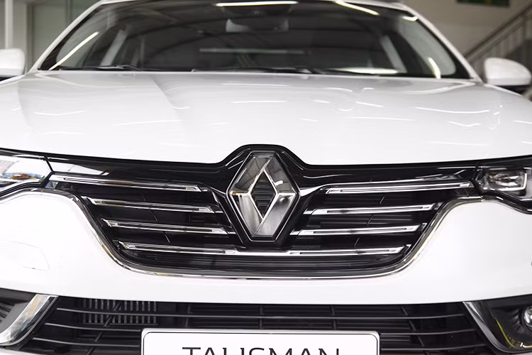 Xe sở hữu chiều dài trục cơ sở 2.810mm và khoang hành lý dung tích 608 lít thuộc hạng rộng rãi nhất trong phân khúc. Đây có thể được coi là ưu thế trong phân khúc sedan hạng D tại Việt Nam. Phần đầu xe, ngoài các chi tiết như lưới tản nhiệt nan lớn, logo thương hiệu Renault nổi bật.