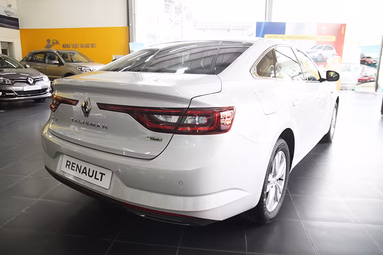 Xe sở hữu chiều dài 4.850 mm, rộng 1.870 mm và cao 1.460 mm. Theo đại diện Renault cho biết, mẫu xe này được đặt tên là Talisman bởi nó dễ phát âm ở nhiều quốc gia. Điều đó cho thấy tham vọng mở rộng thị trường trên toàn cầu của hãng xe đình đám nước Pháp.