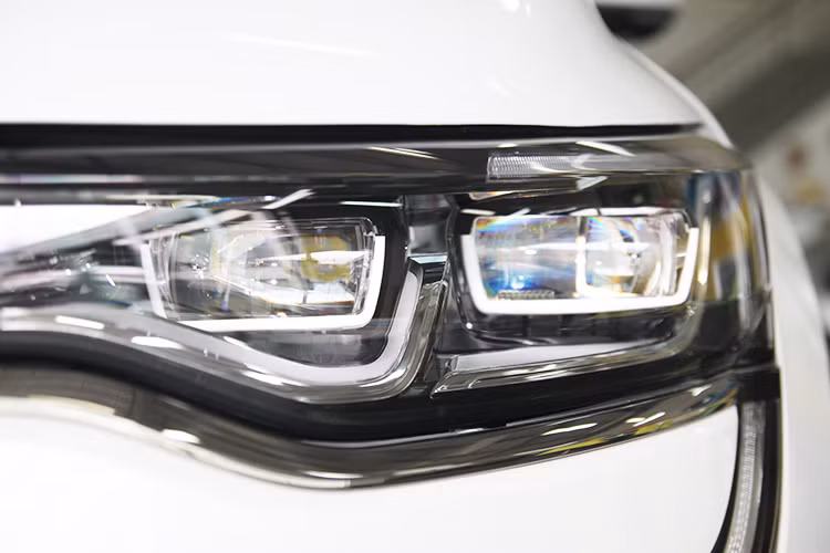  Sở hữu vẻ bề ngoài chiếc xe mang hơi hướng cổ điển với những đường nét uốn lượn, gồ ghề. Mặc dù vậy, trang bị trên xe khá hiện đại với dàn đèn LED, các màn hình lớn mang thiết kế hiện đại và sang trọng.