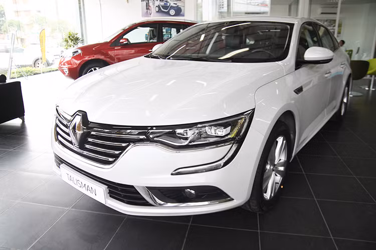  Renault Talisman 2016 là chiếc xe sedan cỡ lớn được sản xuất bởi hãng ôtô Pháp. Đây là chiếc xe vừa được nhập về Việt Nam để trưng bày tại Vietnam International Motor Show 2016 diễn ra cuối tháng 10. Mẫu xe này là đối thủ trực tiếp của Toyota Camry tại thị trường Việt Nam.