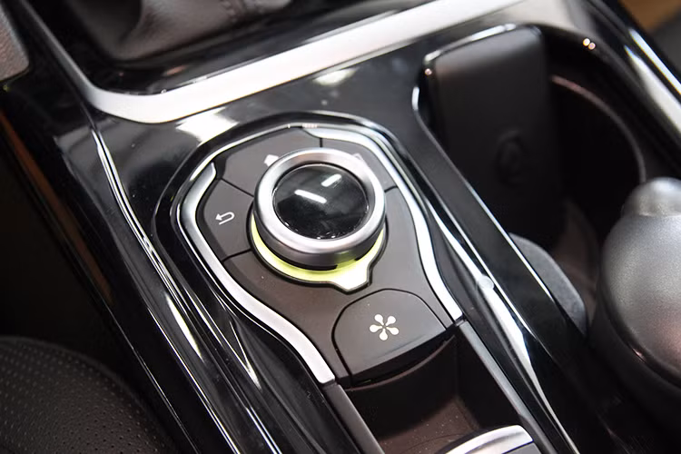 Tuy nhiên, trên phiên bản nhập về Việt Nam chỉ sử dụng động cơ xăng TCe tăng áp 1,6 lít 4 xi-lanh công suất 190 mã lực tại vòng tua máy 6.000 vòng/phút, mô-men xoắn cực đại 260 Nm tại 2.500 vòng/phút. Hộp số tự động 7 cấp ly hợp kép.