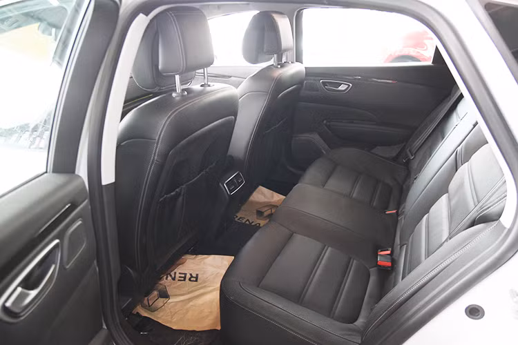 Băng ghế sau rộng rãi cho 3 người lớn, có khả năng gập 60/40. Khoảng duỗi chân thoải mái nhờ độ dài trục cơ sở lên tới 2.810 mm. Các trang bị khác bao gồm dàn âm thanh Bose, kết nối đa phương tiện, ghế trước có sưởi và massage, điều hoà không khí, 6 túi khí an toàn...