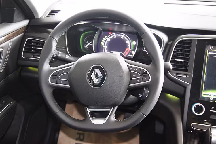 Có thể thấy không gian nội thất khá giống với "người anh em" Renault Espace. Hãng xe Renault đã bố trí các hộc chứa đồ khác nhau với dung tích 25 lít trên khắp nội thất của Talisman 2016. Ngoài ra, xe còn sở hữu khoảng duỗi chân 262 mm cho hành khách phía sau, một trong những con số lớn nhất trong phân khúc sedan cỡ trung.