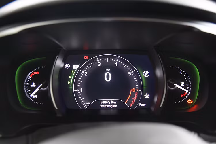 Một hệ thống được gọi là Multi-Sense cho phép điều chỉnh tất cả các thiết lập trên xe. Cụm điều khiển trung tâm được thay thế bằng 3 màn hình LCD cỡ lớn, thay thế hoàn toàn đồng hồ analog. Đây là chi tiết tạo sự khác biệt so với các đối thủ cùng phân khúc trên thị trường hiện nay.