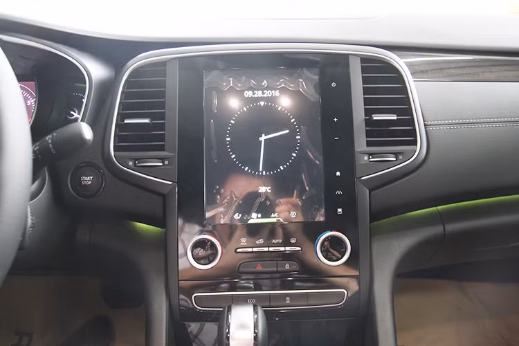Hệ thống giải trí mới với màn hình cảm ứng 8,7 inch đặt dọc, tương tự kích thước một chiếc iPad, khá lớn và dễ quan sát. Tính năng an toàn bao gồm điều khiển hành trình, cảnh báo chệch làn đường, cảnh báo chướng ngại vật, cảnh báo điểm mù, cảnh báo quá tốc độ.