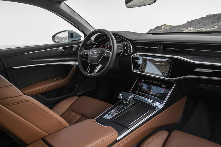 Có giá thấp nhất nhưng mẫu xe hạng sang tầm trung A6 2.0 TFSI 2019 cơ sở vẫn có rất nhiều tính năng tiêu chuẩn đáng chú ý, ví dụ như điều hòa nhiệt độ 3 vùng, ghế trước chỉnh điện 8 hướng được bọc da, tích hợp hệ thống sưởi và dây đai an toàn chỉnh điện 4 hướng.